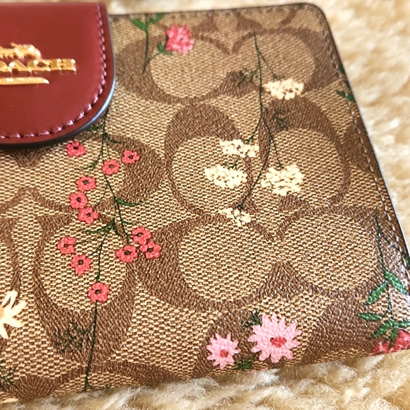 Beautiful Coach Signature Wildflower Snap Wallet/Wristlet πΈπ€π - Picture 4 of 16